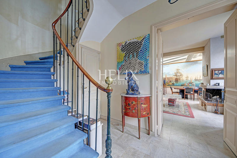 Maison - 250 m² - 9 pièces