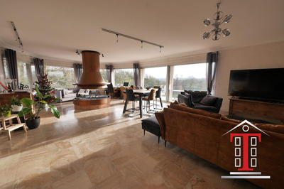 Maison traditionnelle - 230 m² - 9 pièces