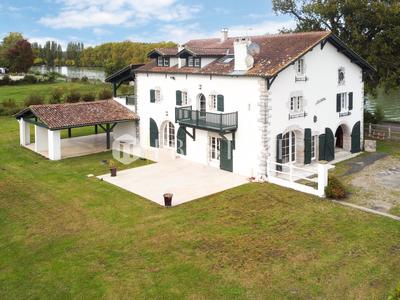 Maison - 410 m² - 10 pièces