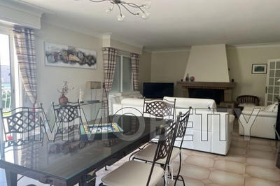 Maison - 180 m² - 6 pièces