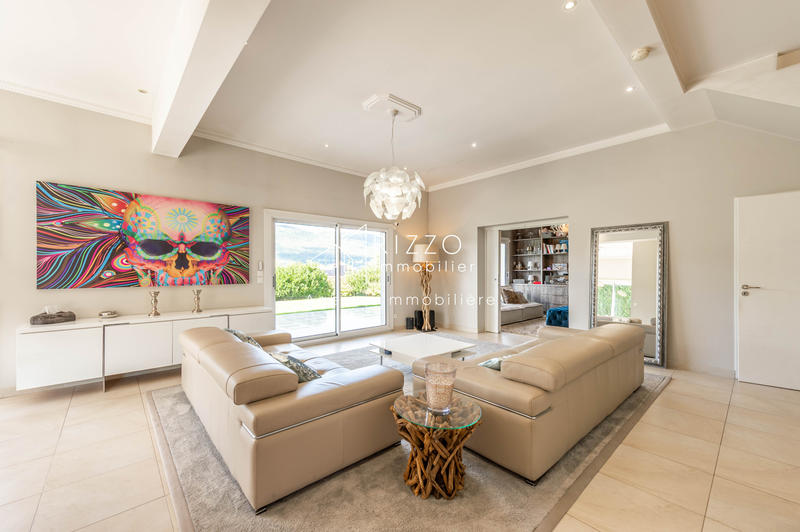 Maison - 228 m² - 8 pièces