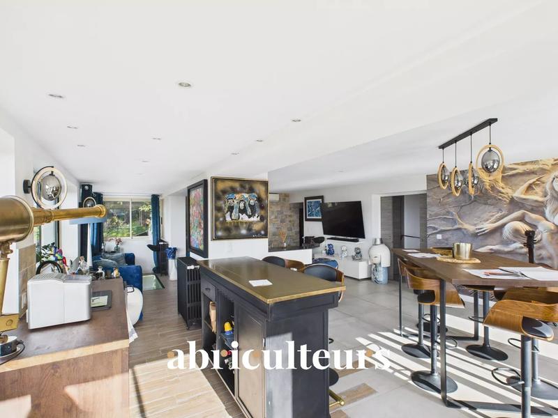 Maison - 227 m² - 7 pièces