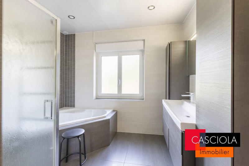 Maison - 216 m² - 7 pièces