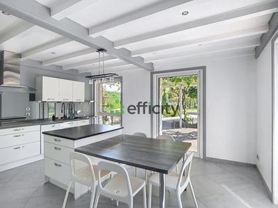 Maison - 205 m² - 8 pièces