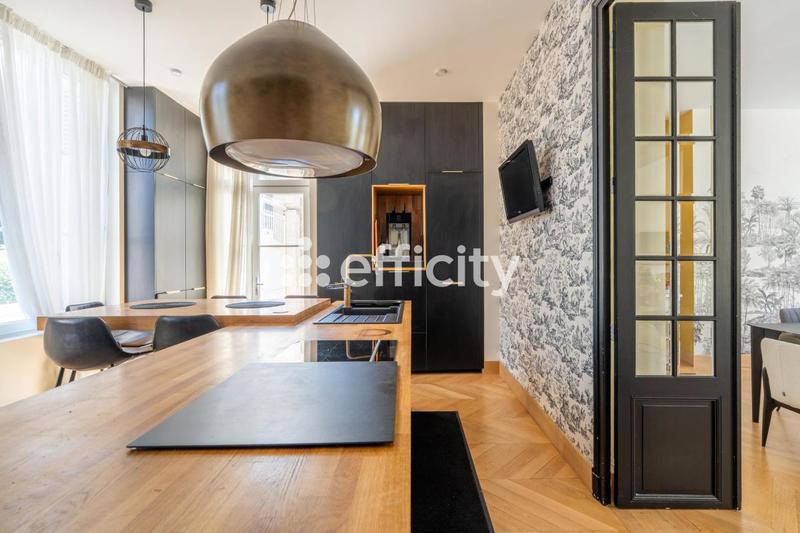 Maison - 330 m² - 9 pièces