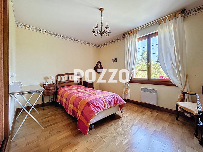 Maison - 220 m² - 8 pièces