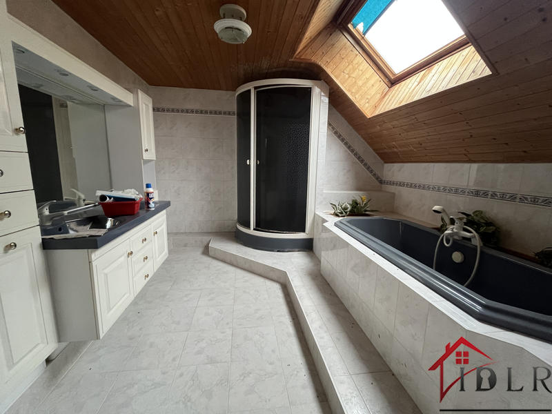 Maison - 230 m² - 7 pièces