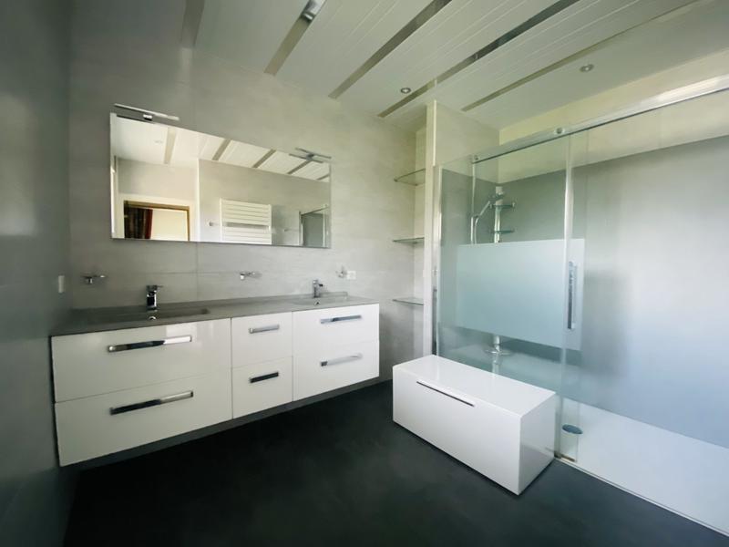 Villa - 303 m² - 8 pièces