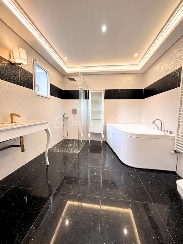 Maison - 186 m² - 7 pièces