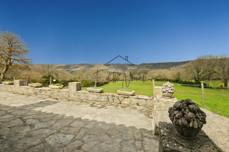 Propriété - 852 m² - 10 pièces