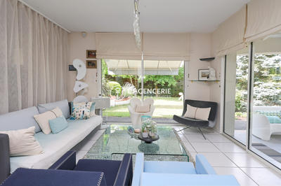 Maison - 260 m² - 10 pièces