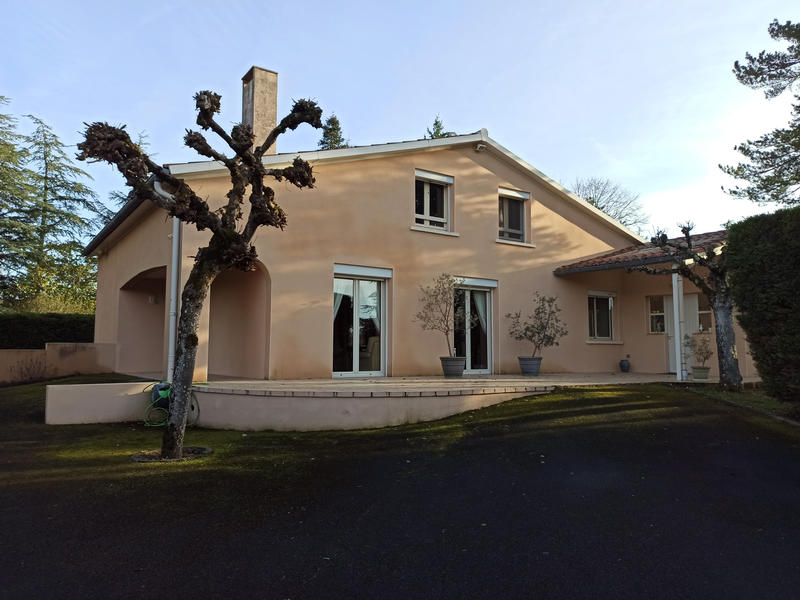 Maison - 213 m² - 8 pièces