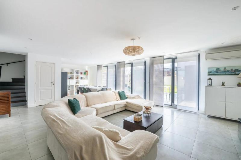 Maison - 225 m² - 8 pièces