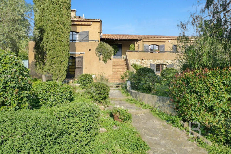 Maison - 222 m² - 8 pièces