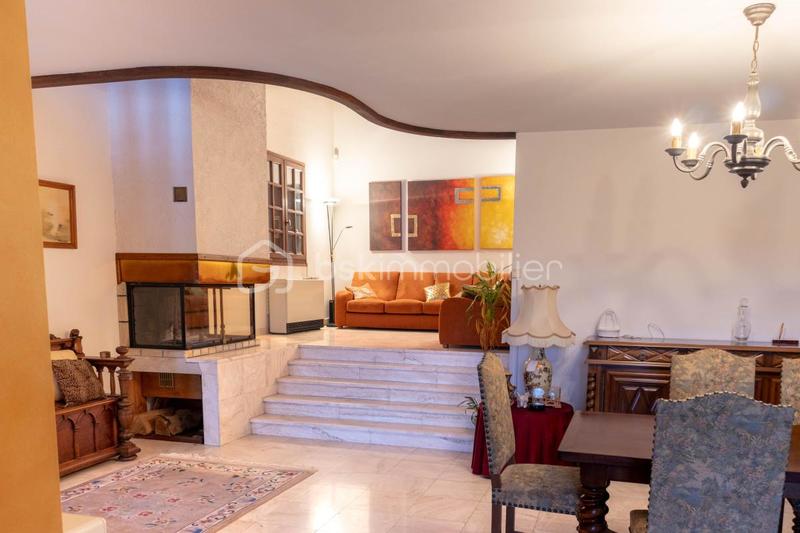 Maison traditionnelle - 210 m² - 6 pièces