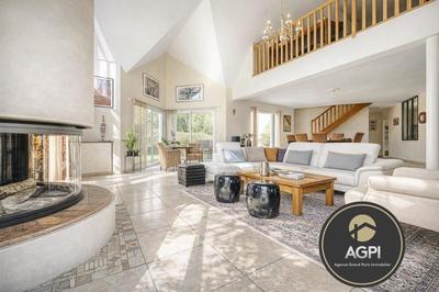 Maison - 221 m² - 8 pièces