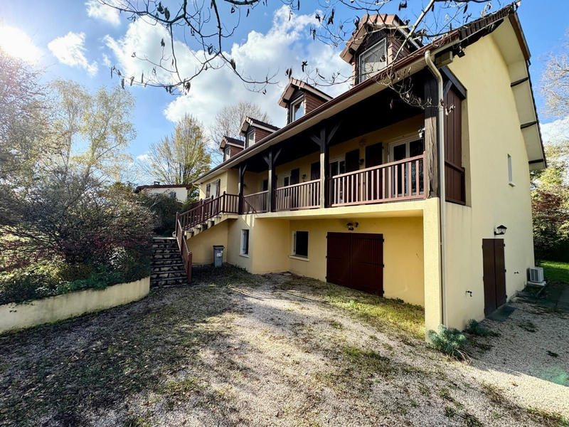 Maison - 230 m² - 8 pièces