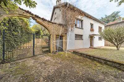 Maison - 221 m² - 7 pièces