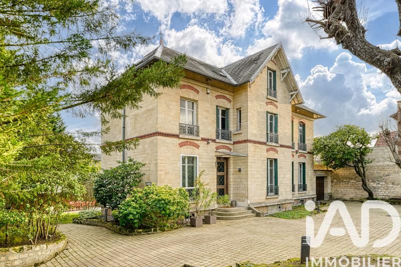 Maison - 235 m² - 9 pièces