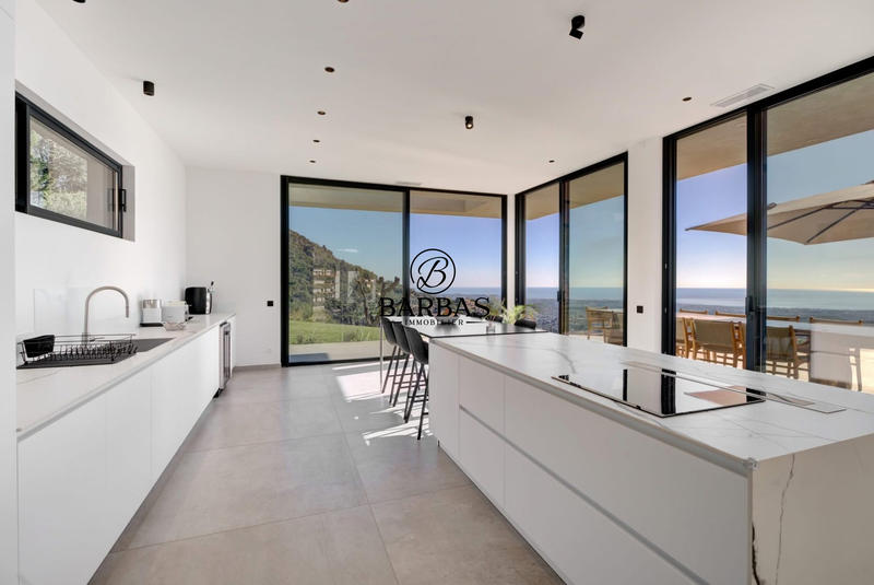 Maison - 445 m² - 8 pièces