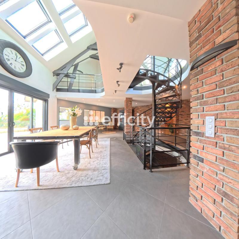 Maison - 335 m² - 9 pièces