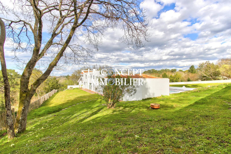 Maison - 221 m² - 7 pièces