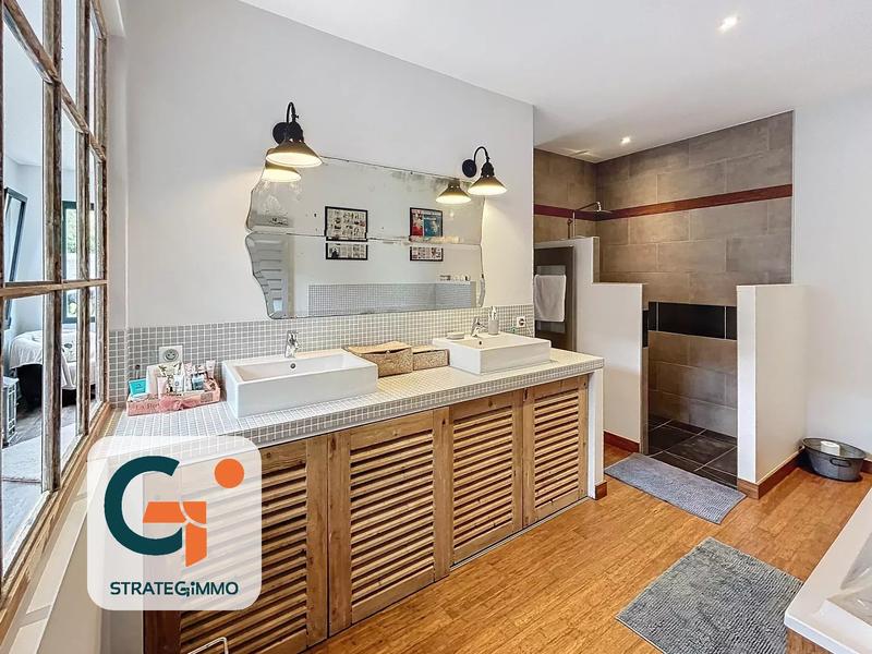 Maison - 240 m² - 7 pièces