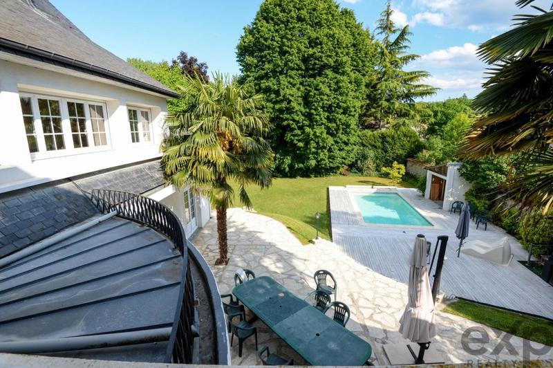 Propriété - 318 m² - 10 pièces