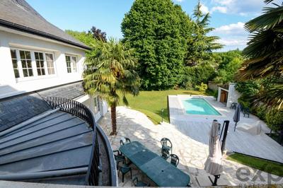 Propriété - 318 m² - 10 pièces