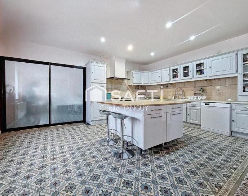 Maison - 220 m² - 9 pièces