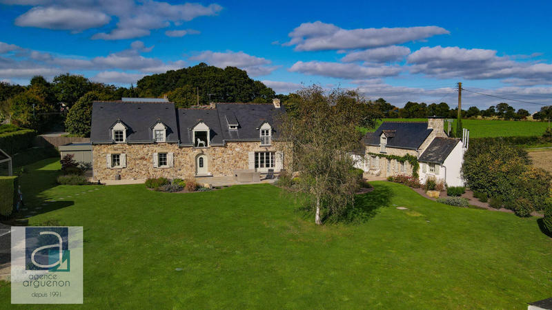 Maison - 220 m² - 5 pièces