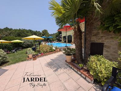 Maison - 292 m² - 10 pièces