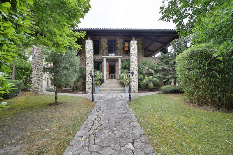 Propriété - 253 m² - 8 pièces