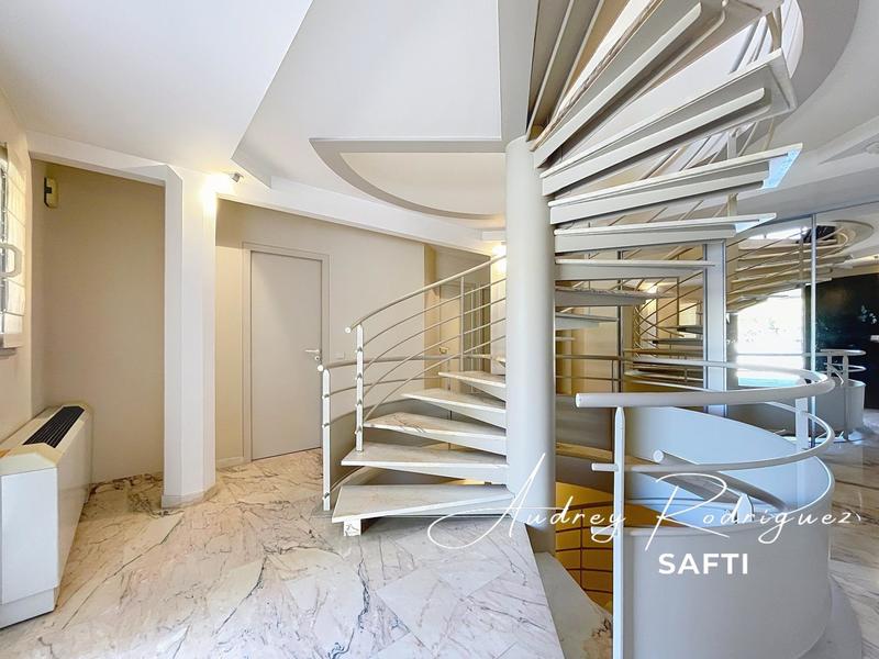 Maison - 217 m² - 6 pièces