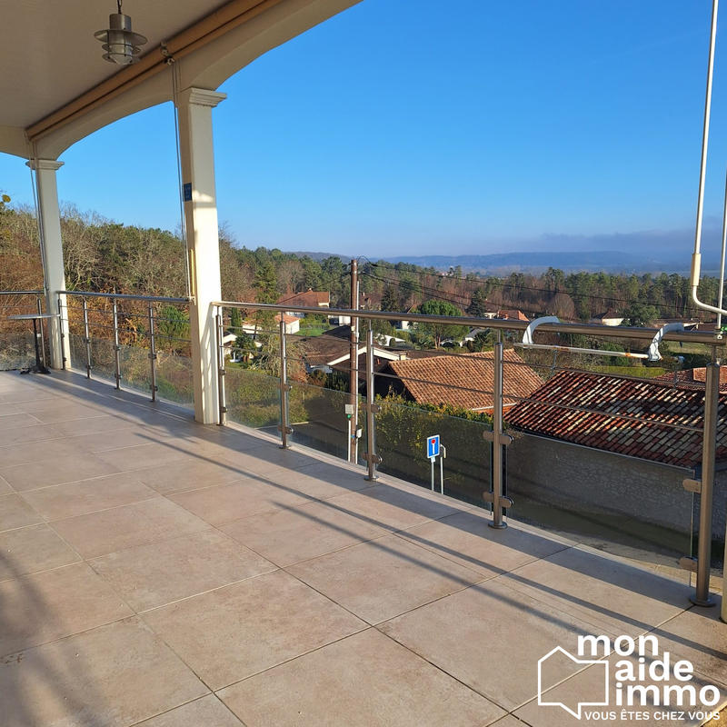 Maison - 235 m² - 7 pièces