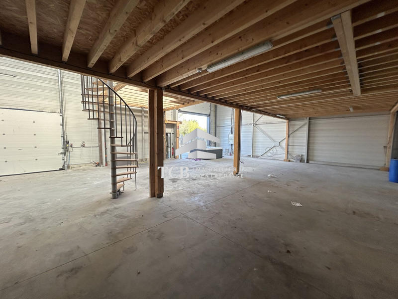 Local d'activités - 331 m²