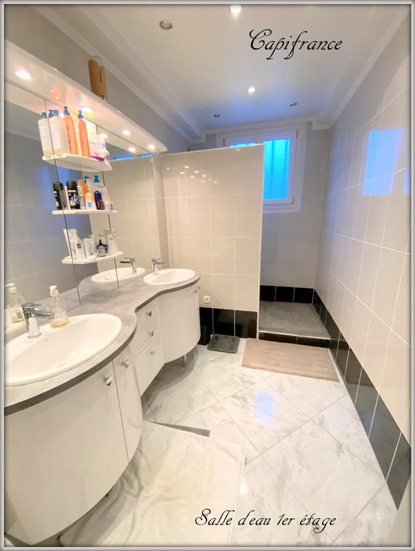 Maison - 250 m² - 9 pièces