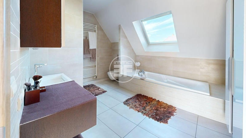 Maison - 256 m² - 7 pièces