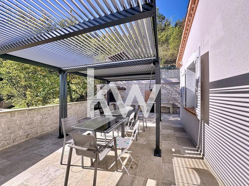 Maison - 245 m² - 8 pièces