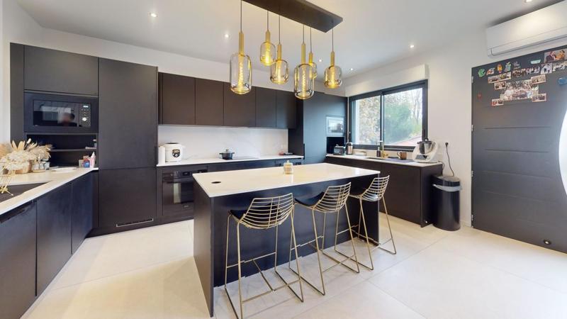 Maison - 203 m² - 8 pièces