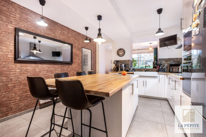 Maison - 230 m² - 9 pièces