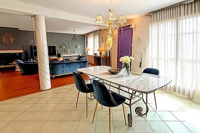 Maison - 200 m² - 13 pièces