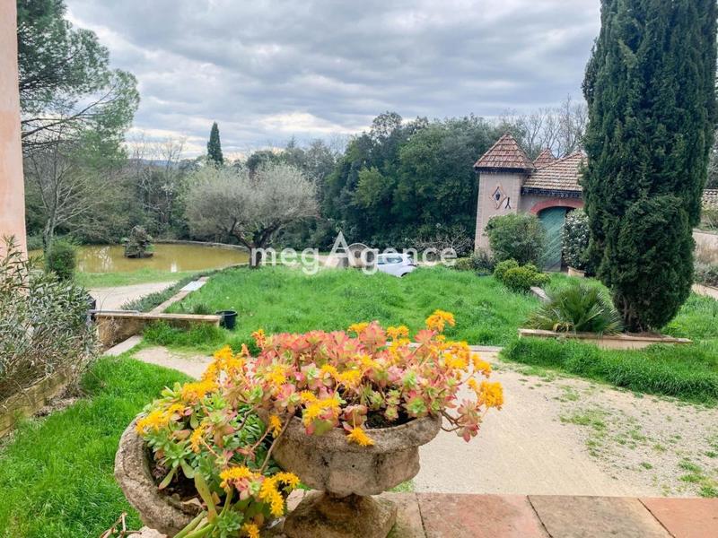 Propriété - 1 000 m² - 12 pièces