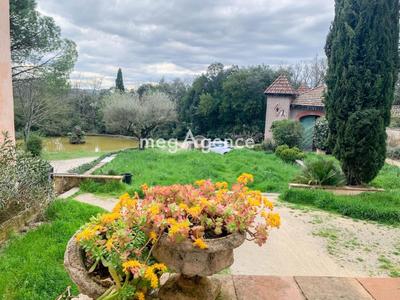 Propriété - 1 000 m² - 12 pièces