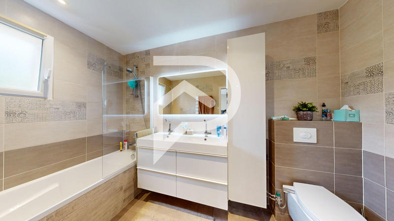 Maison - 235 m² - 8 pièces