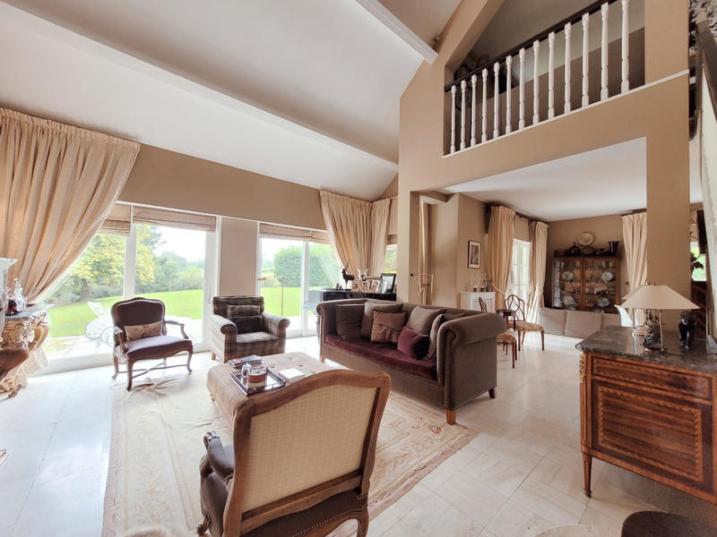 Maison - 275 m² - 12 pièces