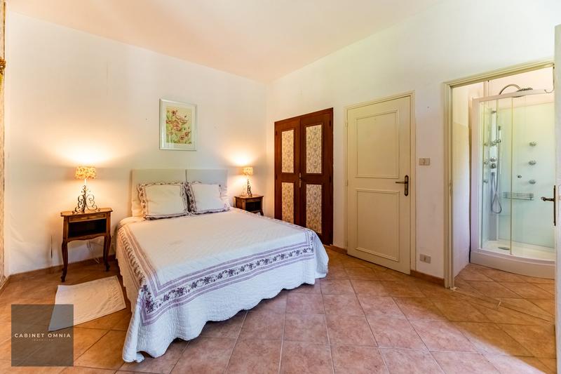 Maison - 330 m² - 11 pièces