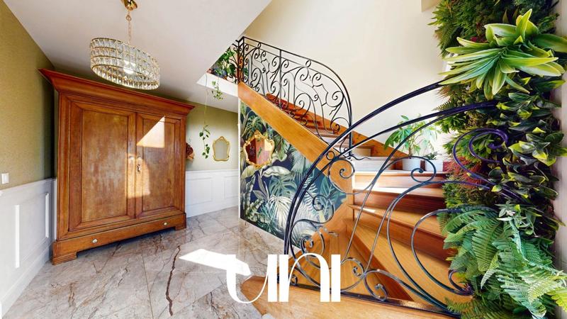 Maison - 215 m² - 6 pièces