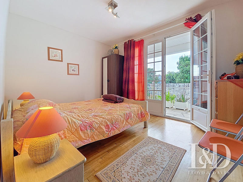 Maison - 230 m² - 8 pièces