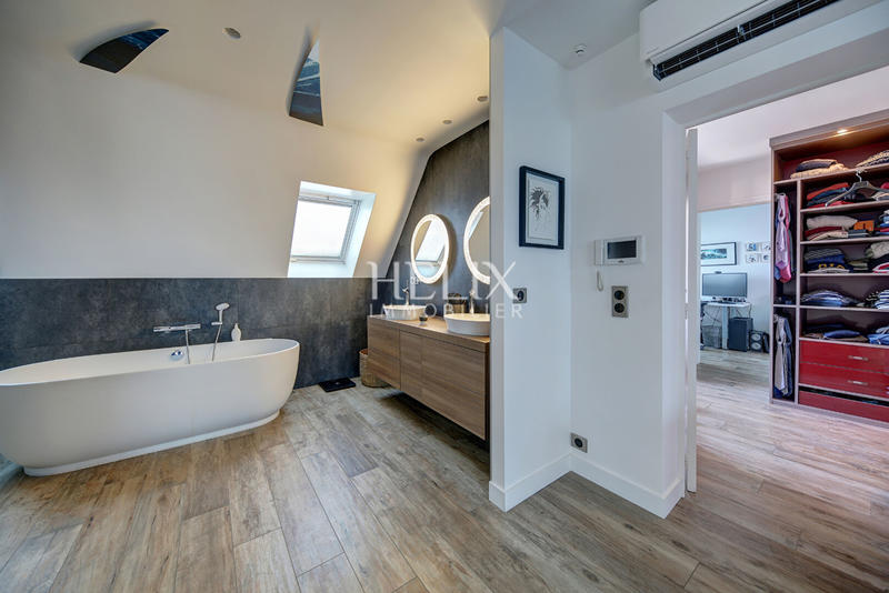 Maison - 236 m² - 9 pièces